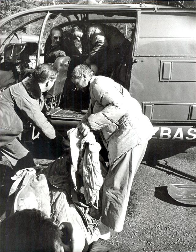 Alouette 3 F-ZBAS Protection civile à la DZ des Bois, Chamonix prise le 23 août 1966 avec René Romet pilote et Paul Rouet mécanicien (à gauche) - Photo DR