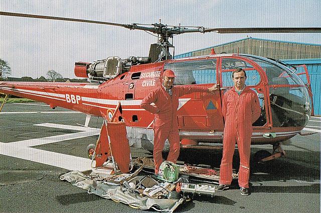 Stationnée sur sa DZ de Lann-Bihoué , l'Alouette 3 F-ZBBP Dragon 56 avec à droite le Pilote Christian Dausque en septembre 1983 - Photo DR