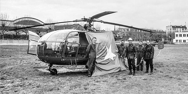 Alouette 3 F-ZBDC de la Brigade de Sapeurs-Pompiers de Paris (BSPP) au sol avec équipage avec le drapeau récupéré le 19 janvier 1969 - Photos DR
