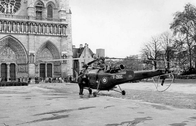 Alouette 3 F-ZBDC BSPP posée sur le parvis de la cathédrale Notre-Dame à Paris - Photo DR