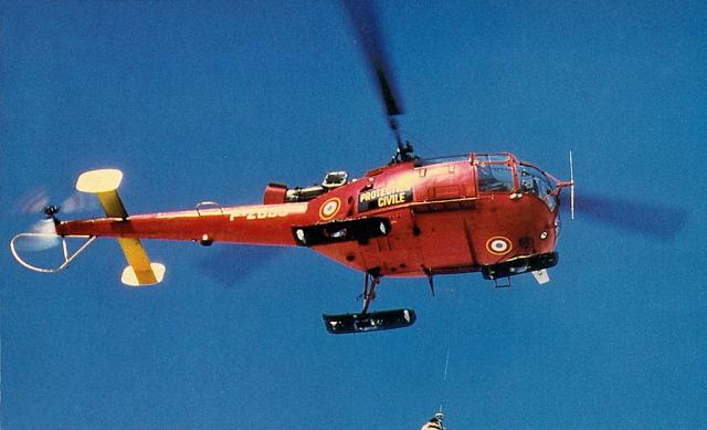 Alouette III Protection civile F-ZBBO en version patins lors d'un hélitreuillage civière Piguillem - Photo DR collection Francis Delafosse