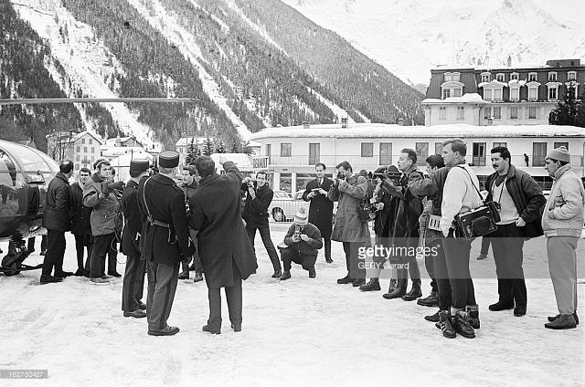 L'Alouette 3 F-ZBAS de la Protection civile posée sur la patinoire de Chamonix avec les journalistes qui couvrent l'événement - Photo Gérard Géry/Paris Match Getty Images