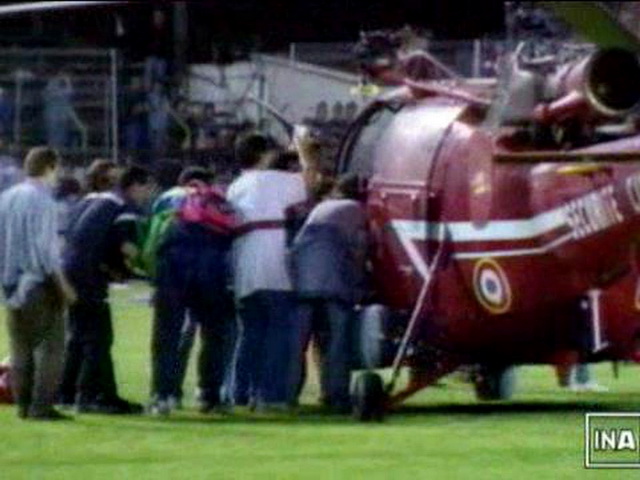 L'Alouette 3 F-ZBBP de la Sécurité civile posée dans le stade de Furiani intervient pour les évacuations des blessés, le 5 mai 1992 - Photo DR INA