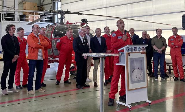 Derrière le chef de base, Alain Hamel, les équipages (pilotes et mécaniciens Opérateurs de Bord) actuels et précédents des hélicoptères de la base de la Sécurité civile à Meythet, qui fête ses 60 ans cette année. Mise en service le 15 mai 1964, elle fêtait en réalité ses 61 ans - Photo DR