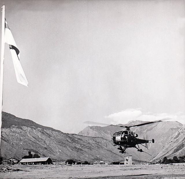 Arrivée de l'Alouette 3 SE 3160 F-ZWVR N° 002 sur le terrain de Bundhar dans la vallée de la Beas avec Jean Boulet accompagné du mécanicien Robert Malus en Octobre ou Novembre 1960 - Photo Sud Aviation