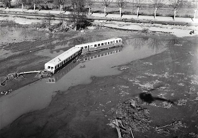 Autorail avec l'ombre de l'hélicoptère Bell 47 de la Protection civile, Malpasset 02-12-1959 - Photo DR