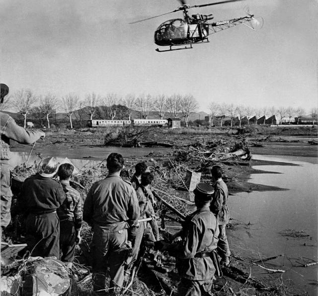 L'Alouette II F-MJAY de la Gendarmerie (Equipage : René Blazy / Maurice Carroul) survole les inondations en Décembre 1959 - Photo DR