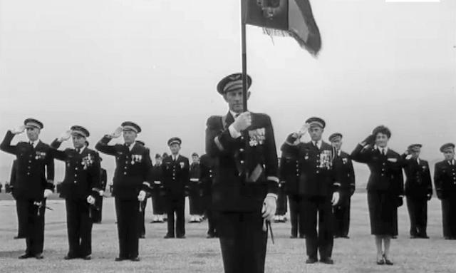  A droite le capitaine Valérie André aux côtés du lieutenant Henri Bartier, salut au drapeau sur la BE 725 Le Bourget-du-Lac Novembre 1956 - Photo DR