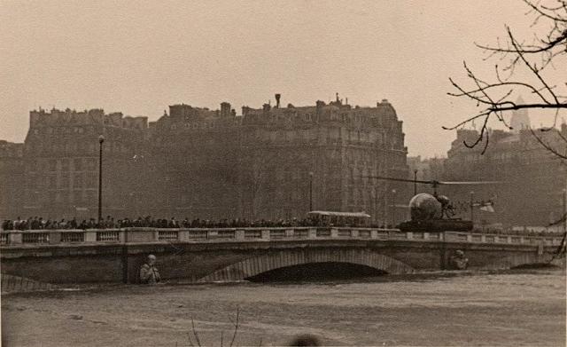 Bell 47 avec flotteurs non-loin du Pont de l'Alma lors des inondations de janvier 1955 - Carte postale DR