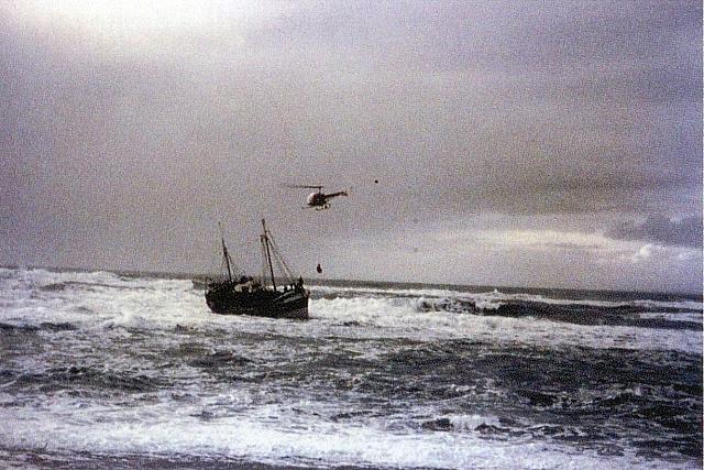 Le Bell 47 F-BILH Protection civile avec l'équipage Dumas et Le Berger survole la pinasse "La Souriante" avant le crash sur la barre d'Etel, le 24 janvier 1960 - Photo DR