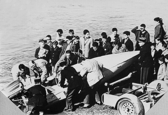 Déchargement du bateau pour la démonstration, le 23 octobre 1960 - Photo DR