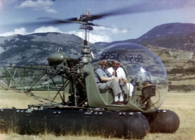 Bell 47 58-51 équipé de boudins posé sur l'aérodrome de Tallard en 1952 - Photo DR CIMALPES