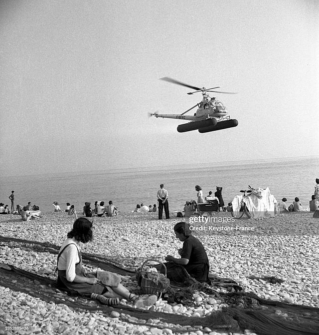 Hiller F-BFQZ avec boudins en vol au-dessus de la plage de Nice, le 19 septembre 1950 - Photo DR