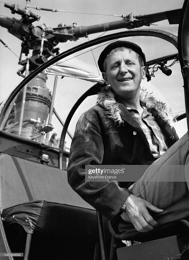 Bourvil au poste de pilotage de l'Alouette 2 F-BIED sur le tournage du film 'Tout l'or du monde' de René Clair le 18 mai 1961 - Photo DR gettyimages