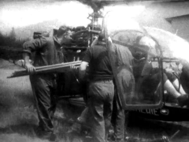 Chargement Alouette 2 F-MJAY Gendarmerie, pilotée par le lieutenant Fuhrmann, à la gare intermédiaire du téléphérique des Grands Montets à Chamonix, le 7 juillet 1964 - Photo DR