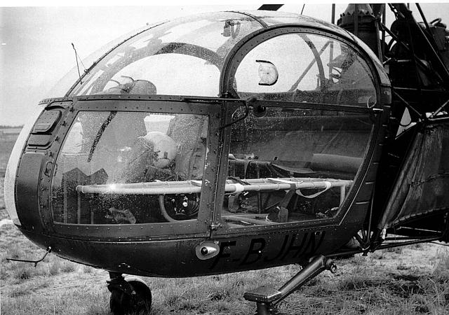 Cockpit Alouette 2 F-BJHN Protection civile avec civière intérieure - Photo DR