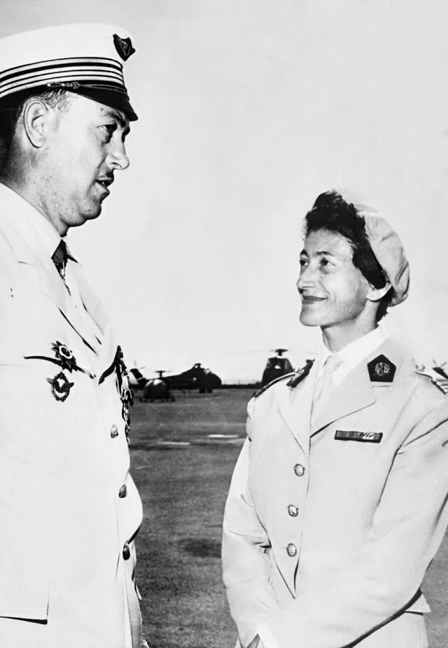 Commandant Fernand Pierrot avec le commandant Valérie André. Photo vraisemblablement prise à la Base aérienne 146 La Réghaïa en Algérie (Sikorsky H34 et Alouette 2 en arrière-plan), vers 1959-60 - Photo DR