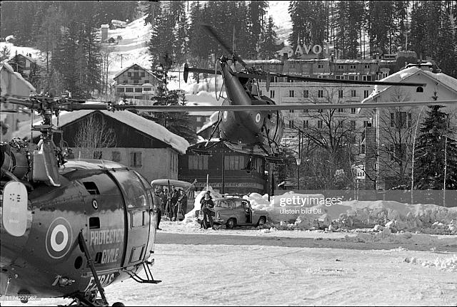 L'Alouette 3 F-ZBAS Protection civile et décollage l'Alouette 3 F-MJBF, lors du crash Air-India dans le massif du Mont-Blanc le 24 janvier 1966 - Photo Ullstein Bild Dtl. Getty Images