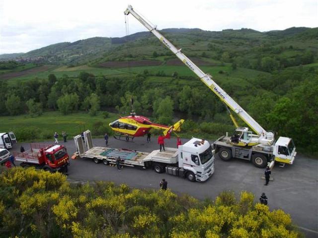 L'EC 145 F-ZBPT Dragon 63, dont les pâles avaient été démontées, a été déplacé par la voie des airs jusqu'au plateau d'un semi-remorque - Photo Rémi Barbe