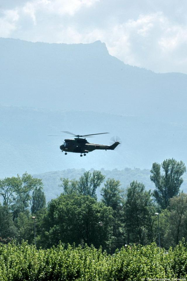 Le SA 330 Puma F-MDBO avec en arrière plan la Croix du Nivolet - Photo © Christophe Gothié