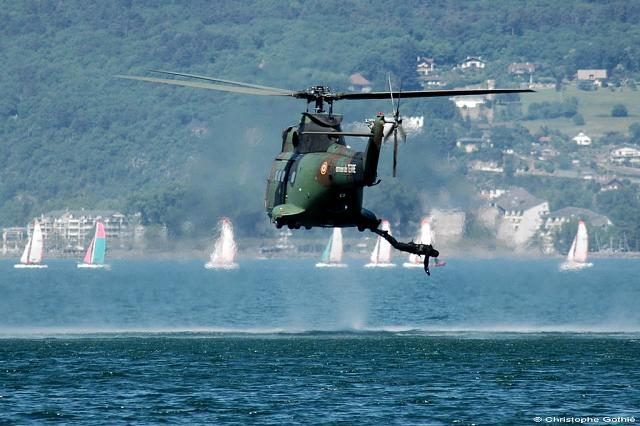 Le SA 330 Puma F-MDBO en manœuvres au-dessus du lac du Bourget - Photo © Christophe Gothié