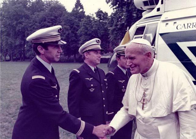 Entre 1982 et 1988, André Thomas, pilote d'hélicoptère a transporté les plus grandes personnalités de l'époque. Ici, le pape Jean-Paul II - Photo DL