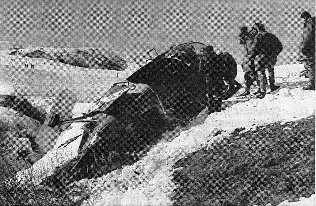 Les gendarmes examinent l'épave Alouette 3 SA-319B F-GHCH du SAF crashée le 9 février 1989 - Photo Jean-Pierre Clatot - DL