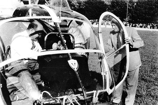 Etienne Oehmichen et le commandant Henri Boris Hiller 360 F-BEEG Helicop-Air sur le terrain d'aviation de Courcelles-les-Montbéliard, en Septembre 1950 - Photo DR