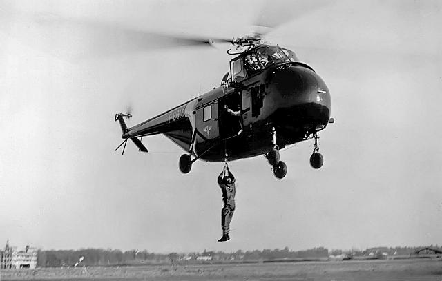 Exercice d'hélitreuillage au BUC avec le premier Sikorsky S-55 (F-BGIZ) importé par la SNCASE - Photo collection D. Roosens