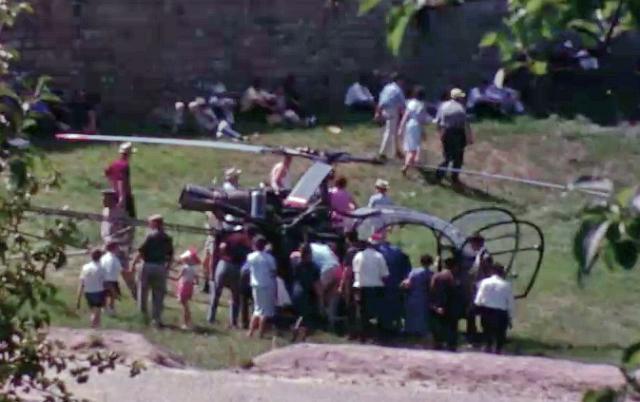 L'attroupement autour de l'Alouette 2 F-MJAP Gendarmerie en août 1964 - Photo DR