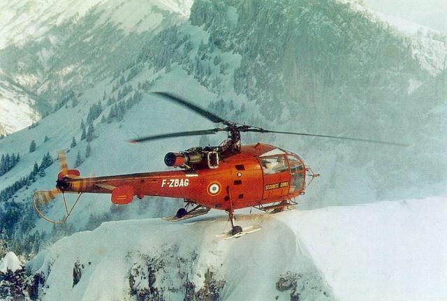 L'Alouette III F-ZBAG de la Base Sécurité civile d'Annecy lors d'un posé patin dans le massif des Aravis, en 1976 - Photo DR