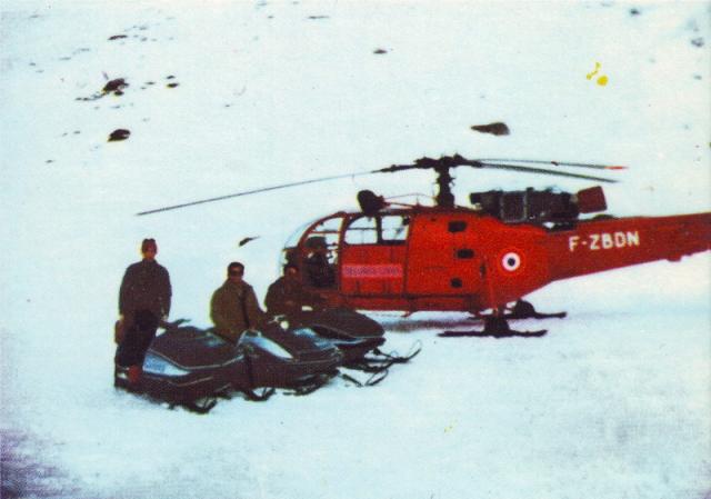 Alouette III F- ZBDN de la Sécurité civile posée au Pas de la Case (Principauté d'Andorre) avec des motoneiges - Photo carte postale 