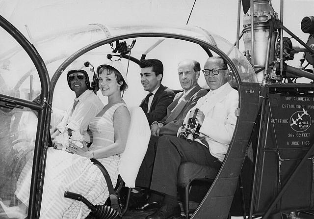 Alouette 2 F-WHOP : Pilote (casqué) Gérard Henry (chef pilote d'essai) avec à sa gauche l'actrice Christine Carrère en 1957- Photo Eddie HOFF
