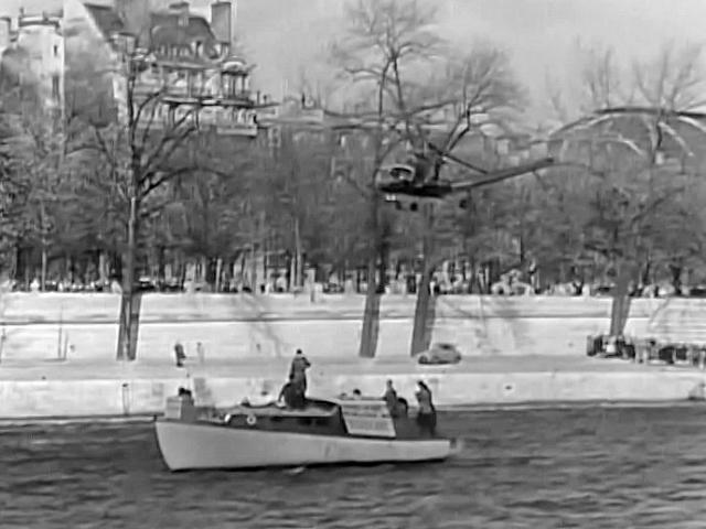 Henri Boris aux commandes du Hiller 360 Helicop-air au 1er salon national des Sports et du Camping, le 2 avril 1950 - Photo INA