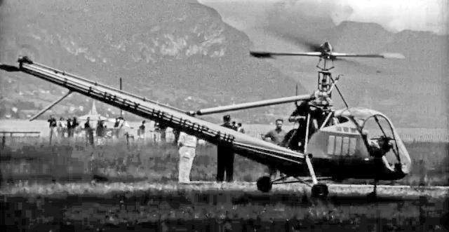 Baptêmes de l'air en hélicoptère Hiller 360 immatriculé F-BFGY de la société Helicop Air sur les bords du lac d'Annecy en juin 1953 - Photo DR