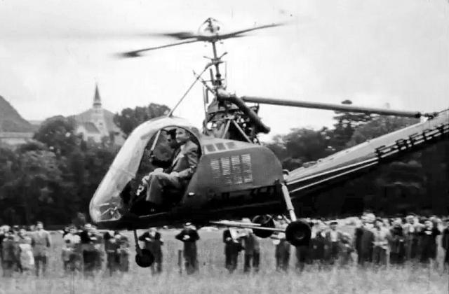 Baptêmes de l'air en hélicoptère Hiller 360 immatriculé F-BFGY de la société Helicop Air sur les bords du lac d'Annecy en juin 1953 - Photo DR