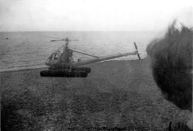 Hiller 360 F-BFPL Helicop Azur équipé de boudins posé sur la plage de Nice - Photo DR