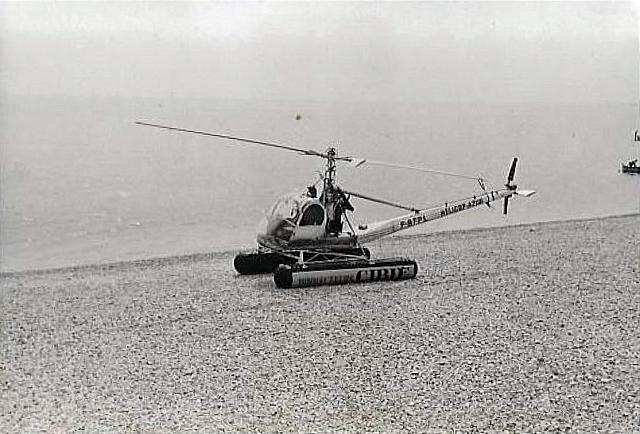 Hiller 360 Helicop-Azur F-BFPL équipés boudins de flottabilité (inscription publicitaire "projecteurs CIBIE"), sur la plage de Nice - Photo DR