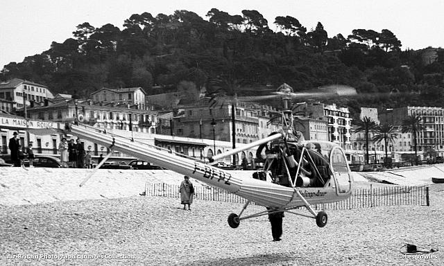 Hiller 360 UH-12A F-BFPZ Helicop Azur décolle depuis la plage le long de la promenade des Anglais devant le restaurant "La Maison Rouge" 67 Quai des Etats-Unis à Nice, le 23-03-1951 - Photo Les Vowles
