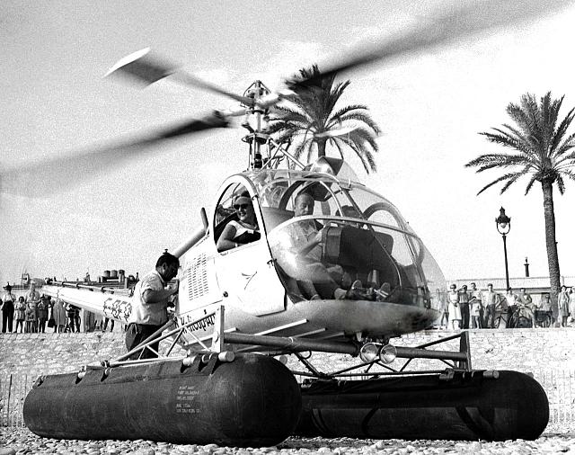 Hiller 360 F-BFQZ boudins posé sur la plage de Nice, le 19 septembre 1950 - Photo Getty Images