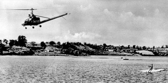 Hiller 360 Helicop-Air tractant un ski nautique lors de la Fête nautique sur le lac d'Eguzon dans la creuse (36), début des années 50 - Photo DR carte postale