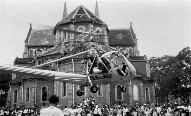HILLER 360 UH-12 Raven place de la cathédrale de SAÏGON avec le lieutenant Alexis Santini aux commandes, le 12 mai 1950 - Photo DR