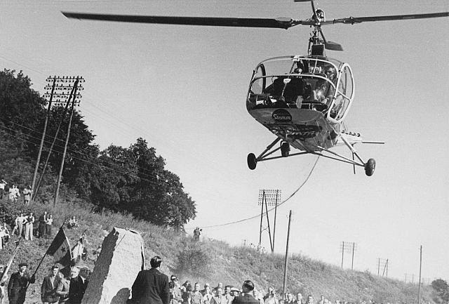Hiller 360 F-BEEG Helicop-Air, lors de l'Inauguration sur le terrain d'aviation de Courcelles-les-Montbéliard, d'une stèle commémorant le premier vol en circuit fermé exécuté le 4 mai 1924 - Photo DR