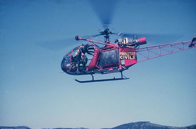 Intervention des sapeurs pompiers de NICE et utilisation Alouette II F-ZBAC équipée de sa flottabilité de la Protection civile (Base de Nice) après mai 1962 - Photo DR museedumas.fr