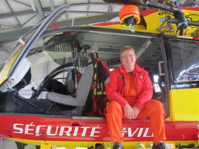 « J'étais dans le premier hélico qui s'est posé sur le stade de Furiani. Pendant trois quarts d'heure, le temps que les secours s'organisent, on a dû gérer l'affolement des gens qui amenaient leurs blessés. On a travaillé à la voix ; le réseau téléphone et radio était saturé. En guise de civière, pour ne pas bouger les blessés, on utilisait les planches des tribunes. Ce soir-là, ce fut une noria d'hélico une grande partie de la nuit. » Photo DL/K.B.