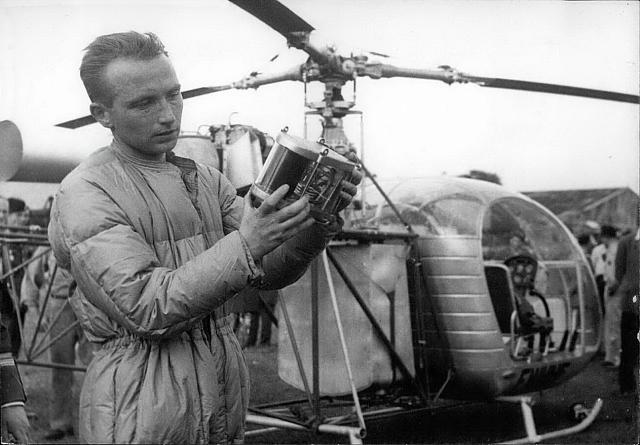 Jean Boulet examine le barographe de son Alouette II qui a confirmé qu'il avait battu le record de Billy I. Wester de plus de 2 400 pieds, le 6 juin 1955 - Photo Keystone Press/Alamy
