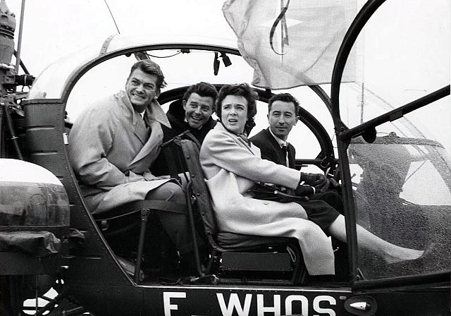 Jean Marais, Micheline Presle, Gérard Philippe et Denis Prost (pilote d'essai) aux commandes de l'Alouette II F-WHOS, le 8 avril 1957 à New York - Photo Sud-Aviation