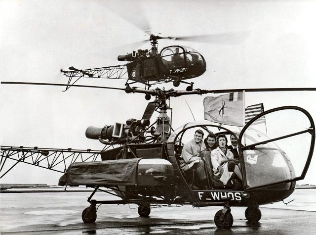 Jean Marais, Micheline Presle, Gérard Philippe et Denis Prost (pilote d'essai) Alouette II F-WHOS et F-WHOR en arrière-plan piloté par Gérard Henry (chef pilote d'essai), le 8 avril 1957 à New York - Photo Sud-Aviation collection Daniel Liron