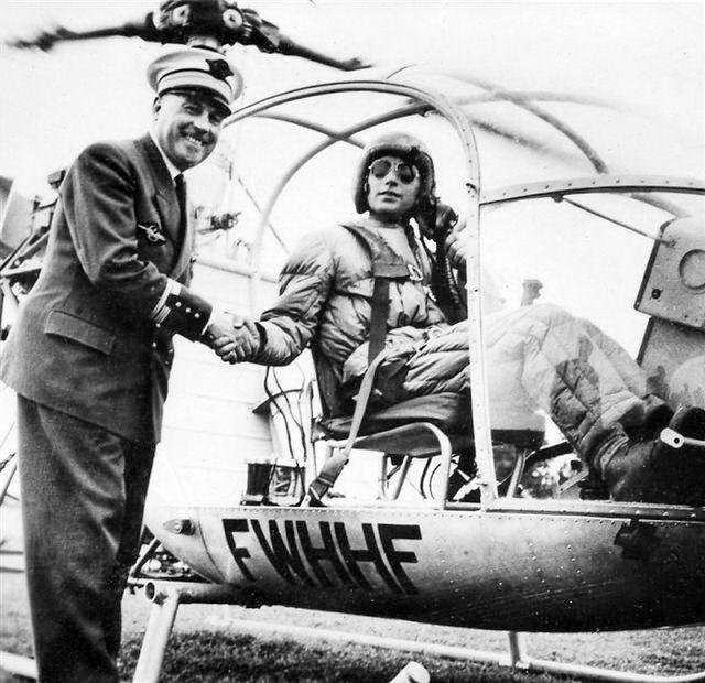 Le commandant Henry Tessier félicitant le pilote d'essai Jean Boulet après son record du monde d'altitude avec l'Alouette II SE-3130 n°02 sur l'aérodrome de Buc, le 6 juin 1955 - Photo DR
