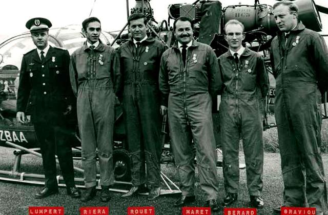 Jean-Louis Lumpert à gauche et les équipages de la base d'Annecy devant l'Alouette 2 F-ZBAA le 1er_mai 1966 - Photo DR GHSC